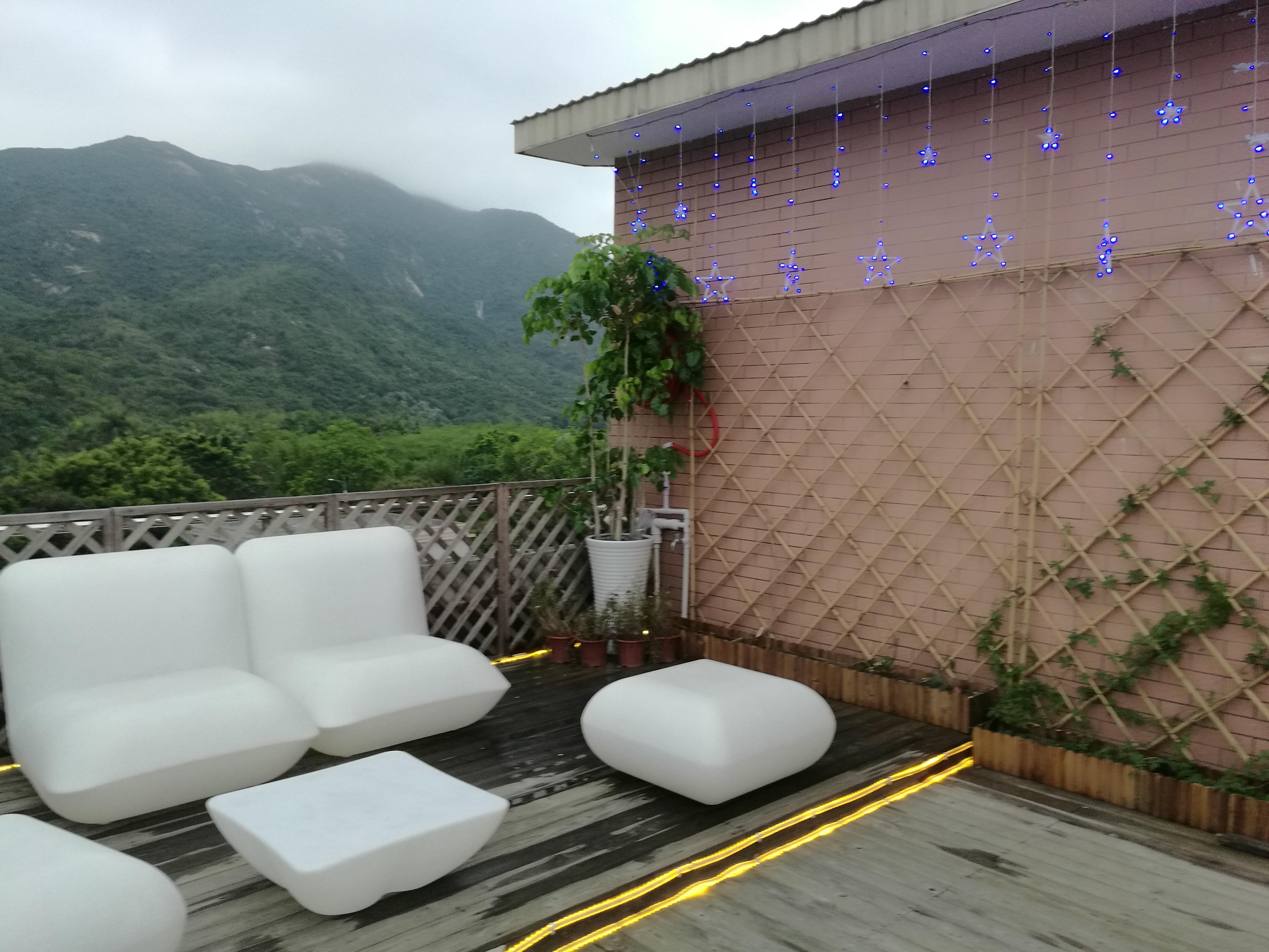 多人烧烤店外用餐遭楼上住户泼液体