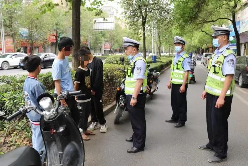 未成年人骑“四座”共享电车被约谈未成年人骑四座共享电车被约谈，责任与监管的重要性